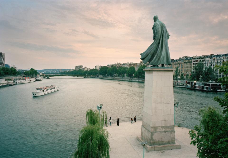 Fotomontage: Batmanstatue über der Seine in Paris