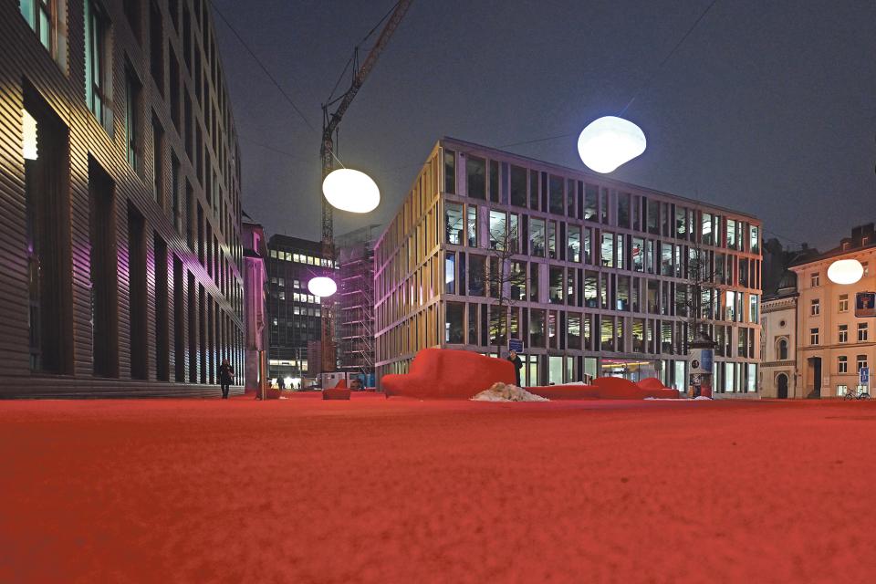 «Roter Platz»: Rechts vom Raiffeisen-Hauptsitz ist der Eingang zur Synagoge zu sehen