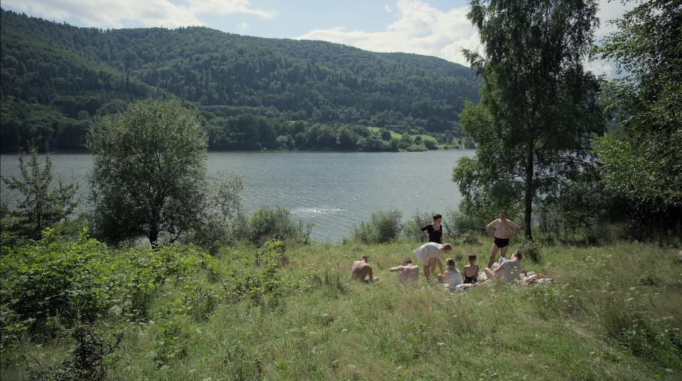 Filmstill aus dem Film «The Zone of Interest»: Picknick an einem See