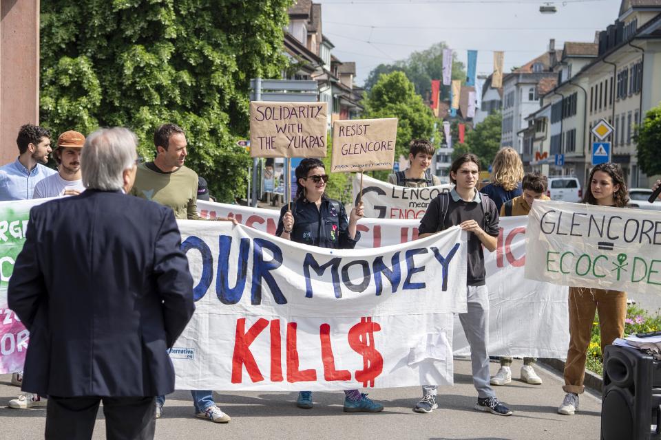 vor dem Casino Zug wird an der Glencore-Generalversammlung demonstriert