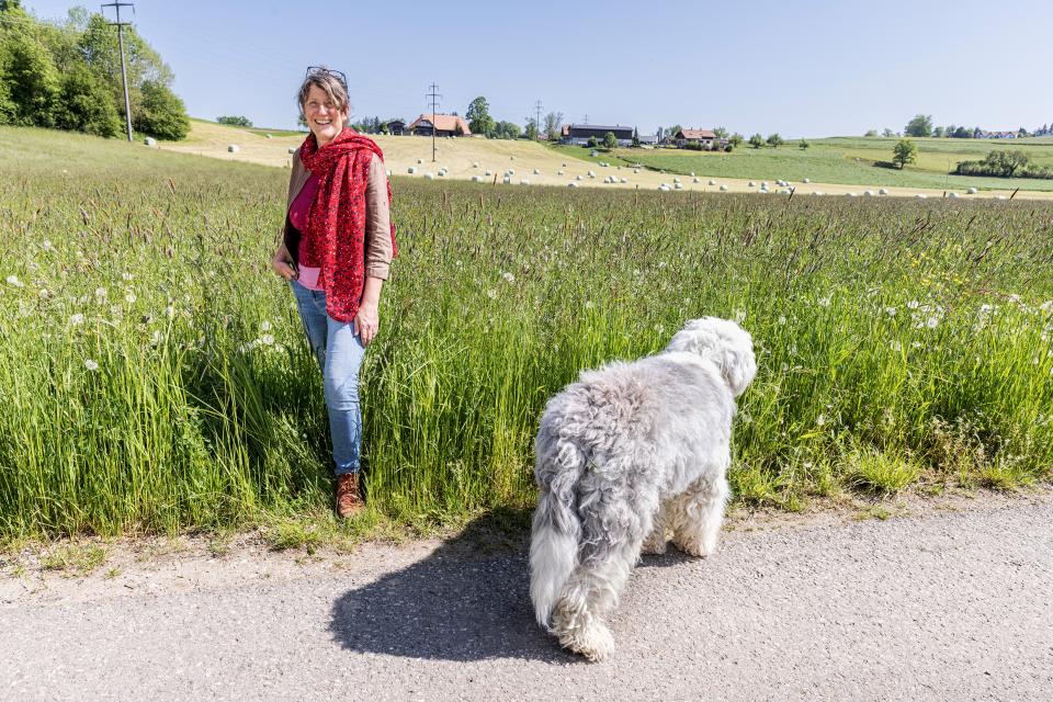 Elena Strozzi spaziert mit ihrem Hund Ciro