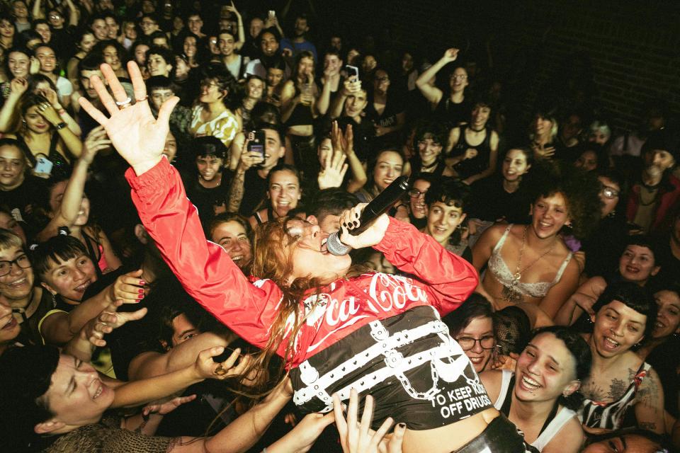 Sara Hebe beim Stage Diving an einem Konzert