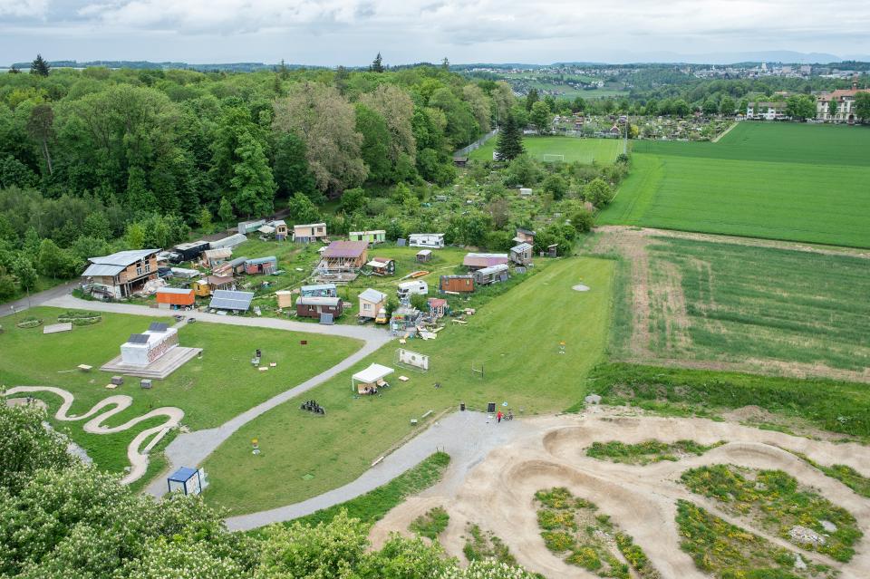 das Viererfeld am nördlichen Stadtrand von Bern mit einer Bauwohnwagen-Siedlung