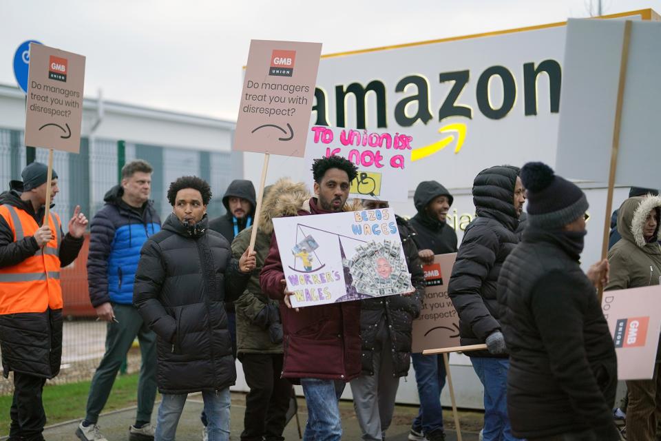 Amazon-Angestellte streiken in Coventry vor dem Amazon-Versand-Gebäude