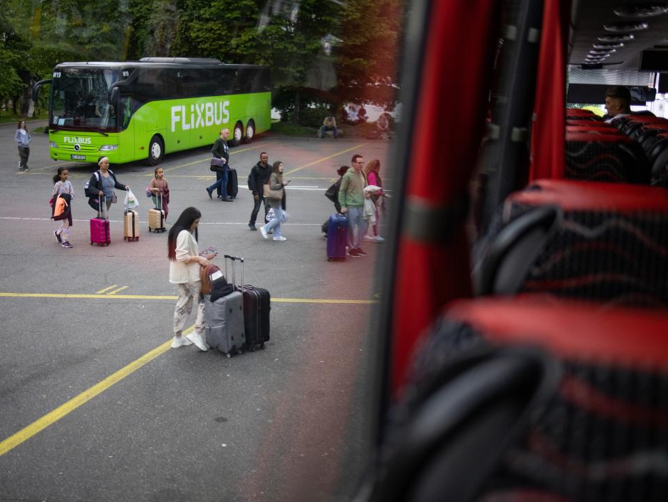 Passagier:innen, welche in Zürich in den Bus zusteigen