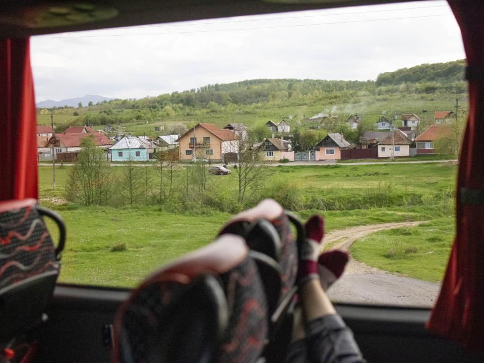 Blick aus dem Busfenster auf ein vorbeiziehendes Dorf