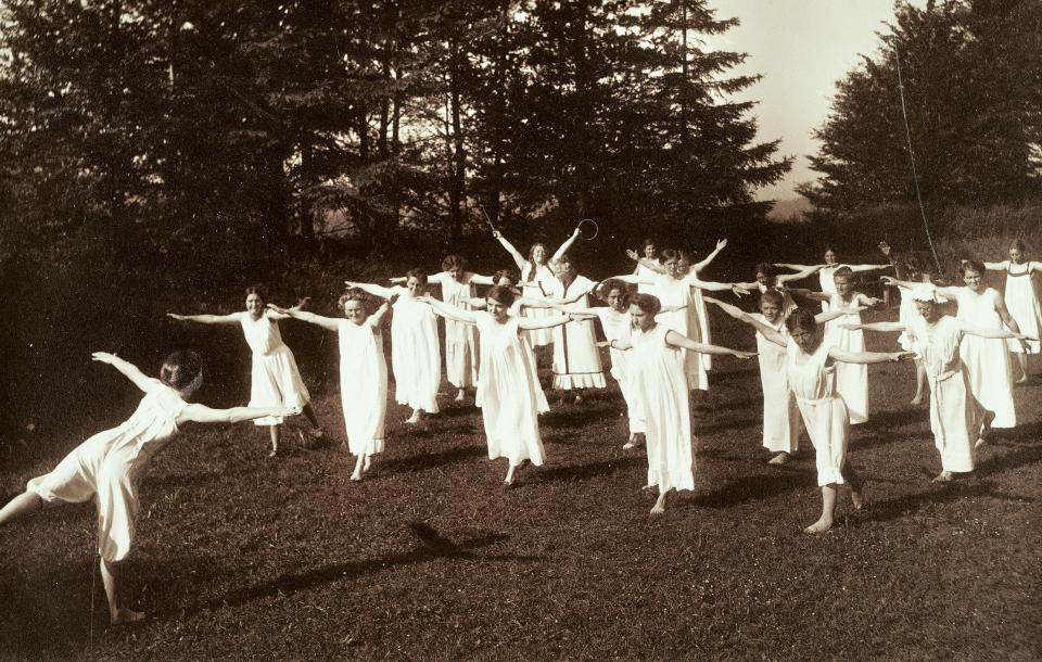 Gymnastik im Damenluftbad beim Kurhaus Sennrüti in Degersheim, 1920