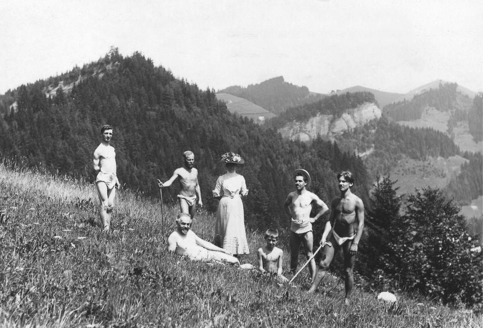 historische Aufnahme: Menschen beim Luft- und Sonnenbaden um 1905 in einer Gebirgslandschaft