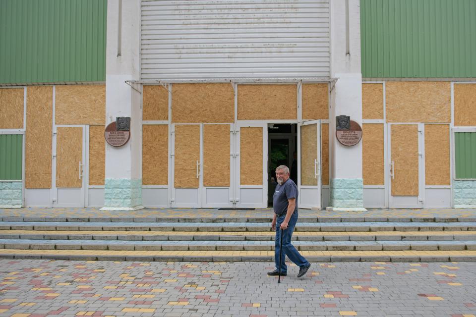 Professor Igor Kotowski geht in Cherson an notdürftig reparierten Fenstern und Türen vorbei