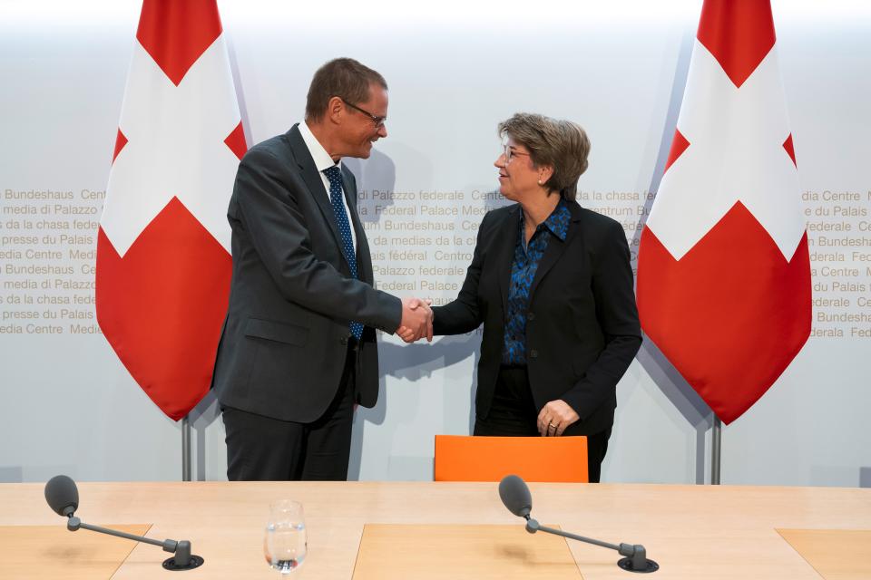 Verteidigungsministerin Viola Amherd gratuliert Urs Loher zu seiner Ernennung zum Rüstungschef