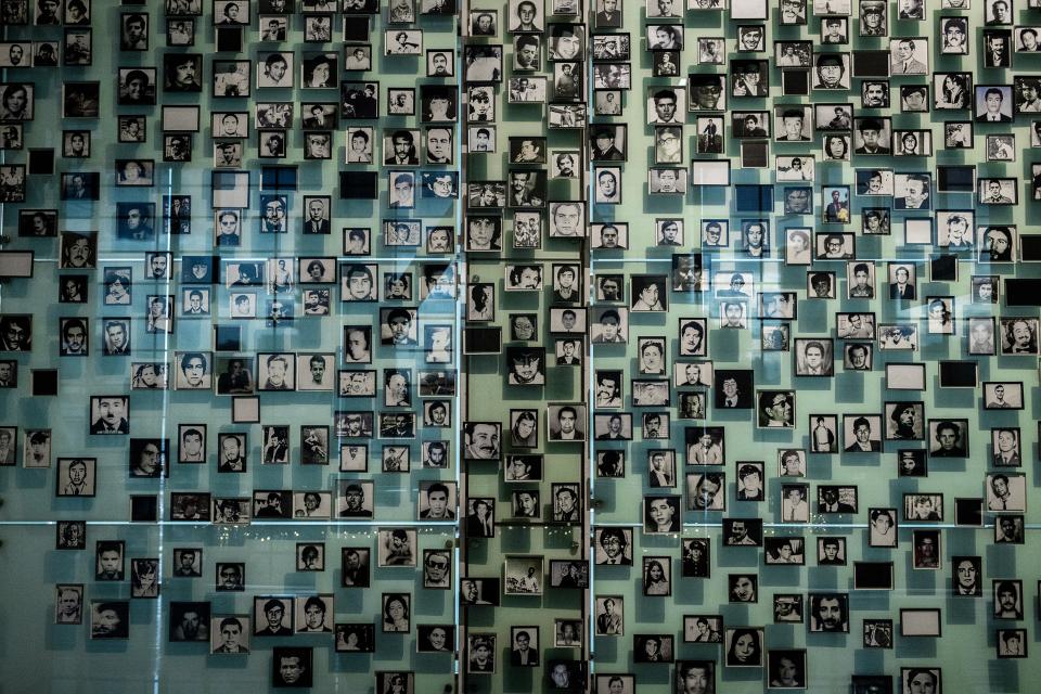 Installation mit Fotos von während der Pinochet-Diktatur Verschwundenen im Museo de la Memoria y los Derechos Humanos in Santiago