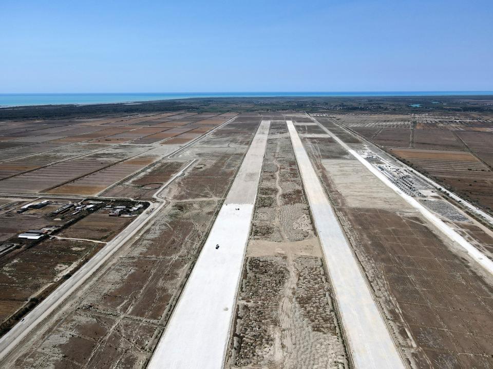 Landebahnen des neue Flughafen im Bau, Vjosa-Narta-Schutzgebiet