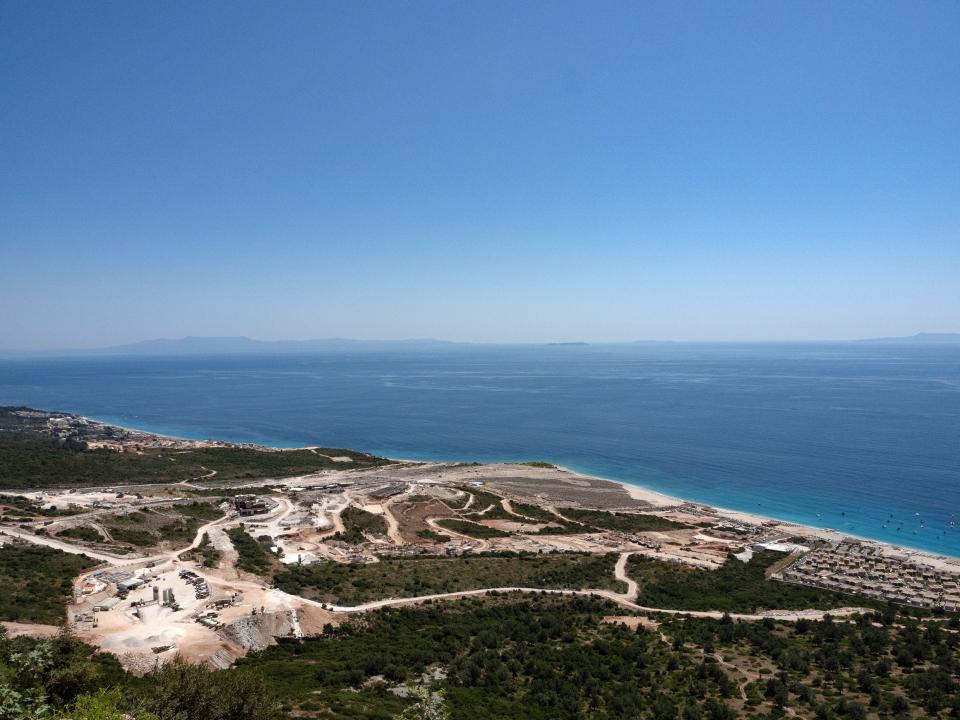 Ferienort Dhërmi mit Grossbaustelle aus der Vogelperspektive