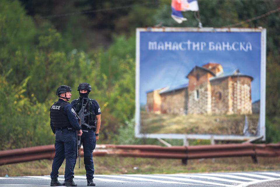 Kosovarische Polizisten auf der Strasse zum Kloster Banjska