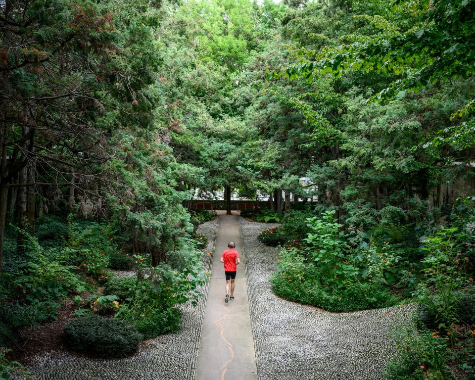 Jogger im Parc André Citroën im Südwesten von Paris