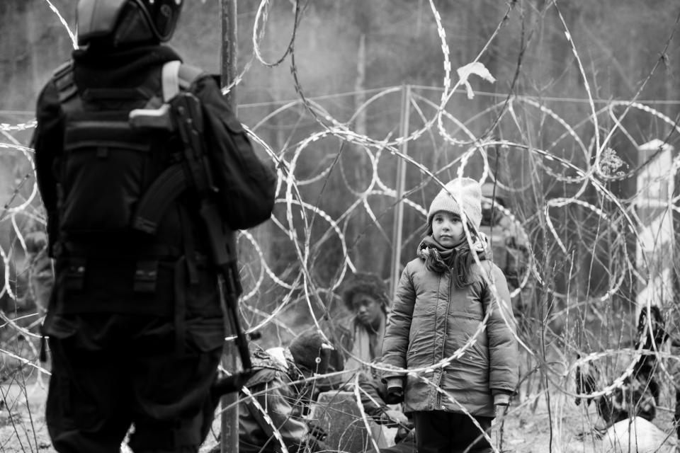 Szene aus dem Film «Green Border»: Kinder zwischen Stacheldraht