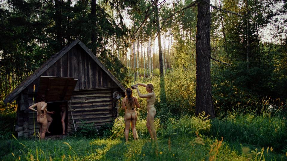 Filmstill aus «Smoke Sauna Sisterhood».