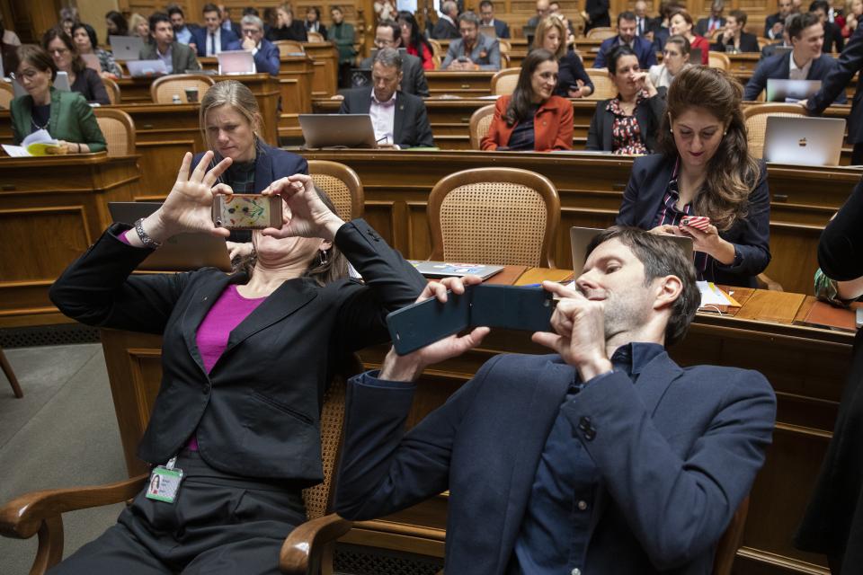 die Grünen Sophie Michaud Gigon und Kilian Baumann machen ein Selfie im Nationalratssaal