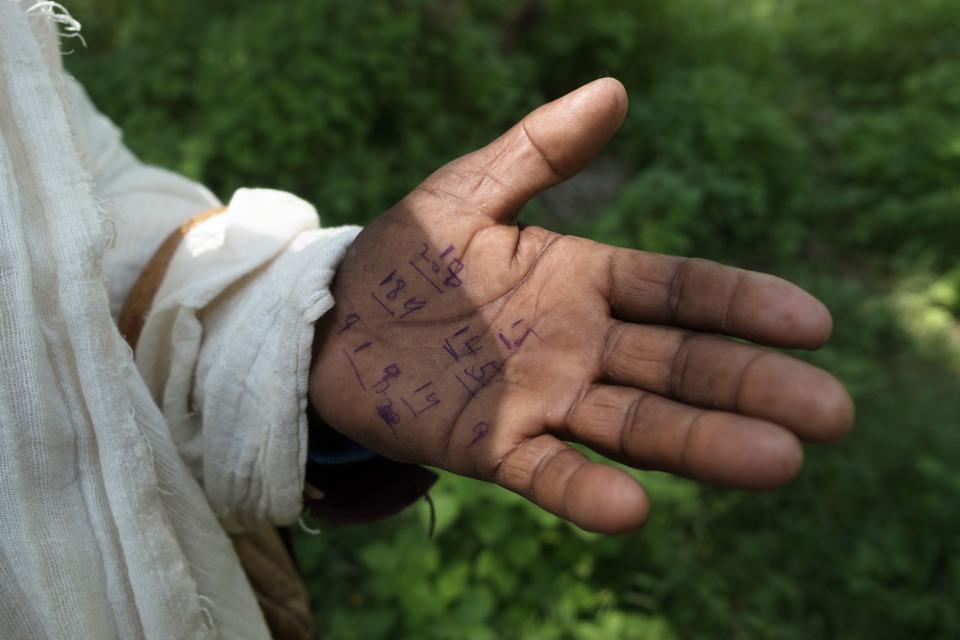 die Hand von Priester Melake Selam mit Notizen auf seiner Handfläche