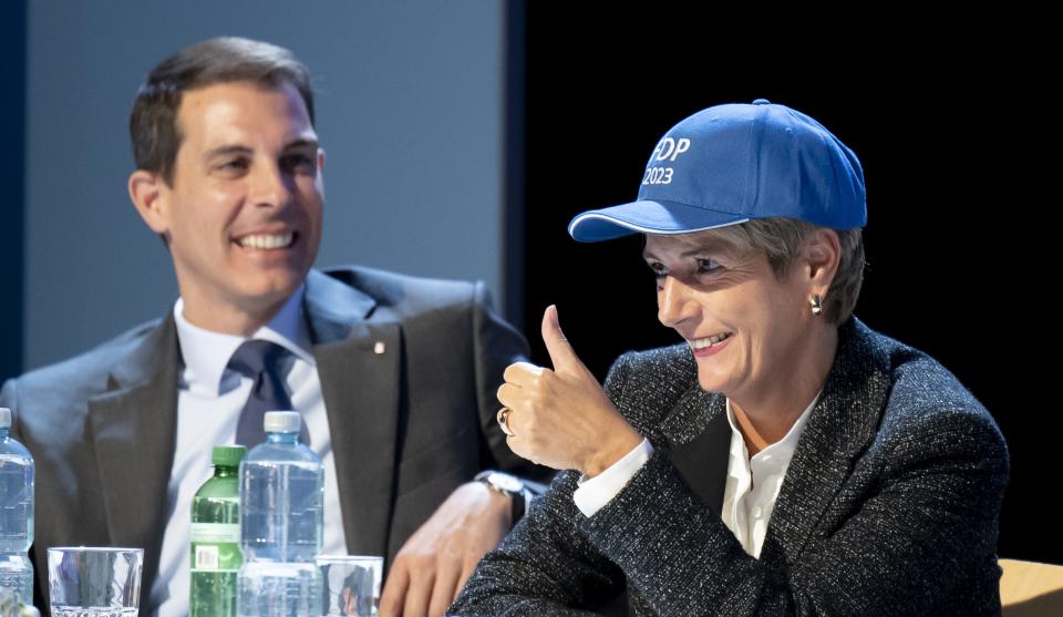 Parteipräsident Thierry Burkart und Bundesrätin Karin Keller-Sutter bei der Delegiertenversammlung im Herbst 2022