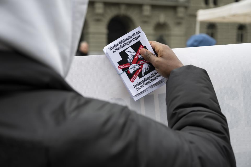 Eritreer:innen und Unterstützer:innen beim Einreichen einer Petition vor dem Bundeshaus in Bern