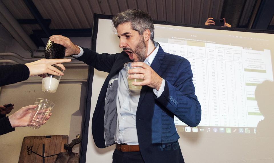 Simon Stocker feiert am Sonntag nach Bekanntgabe des Wahlresultats