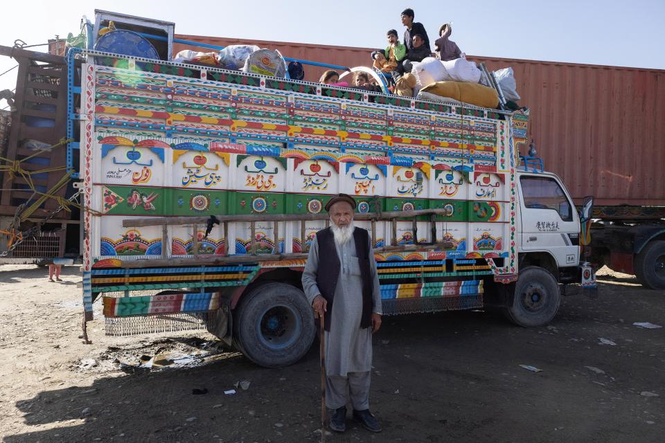 Daftar Khan steht bei seiner Ankunft in Torkham vor einem vollgepackten Lastwagen