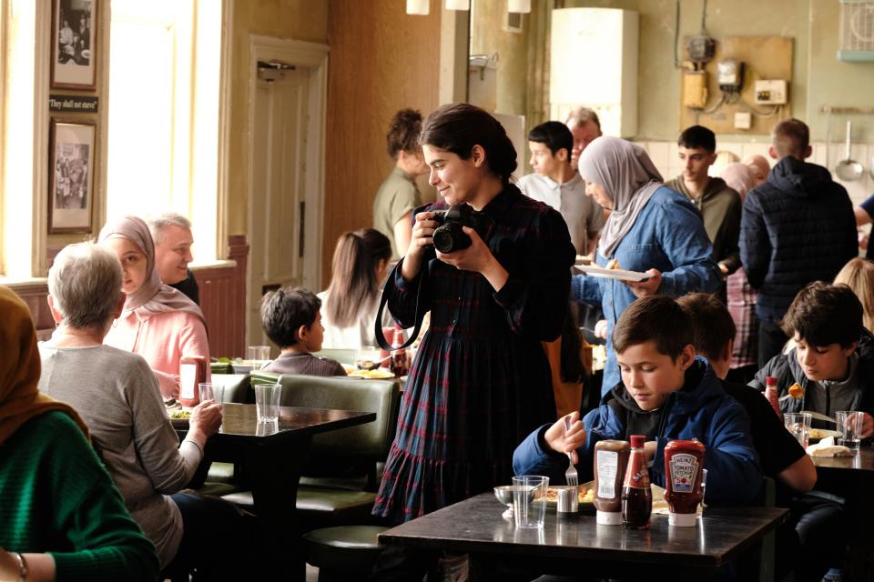 Filmstill aus «The Old Oak»: Gäste im nordenglischen Pub The Old Oak