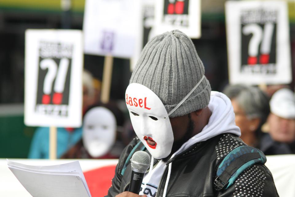 ein Sans-Papiers mit Maske am «Tag der Regularisierung» in Basel