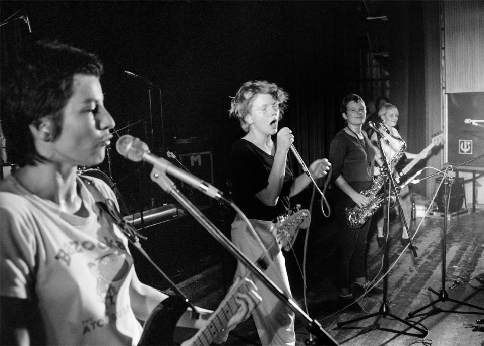 Liliput an einem Konzert im Rahmen der Ausstellung «Saus und Braus» im Strauhof, Zürich 1980