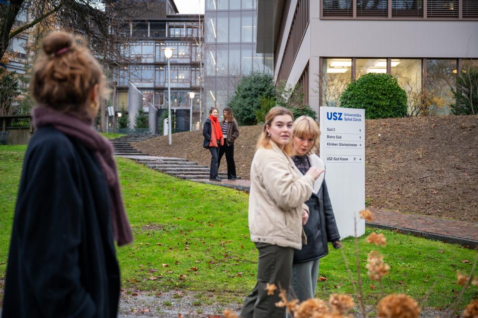 Mitglieder des Vereins Clash Zürich vor dem Unispital