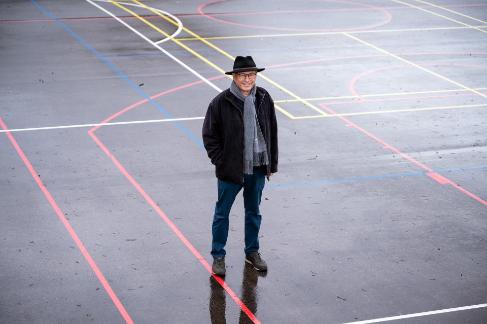 Bildungsforscher Jürg Schoch steht auf einem Pausenplatz