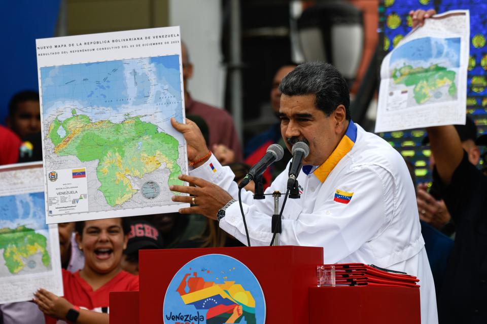 Nicolás Maduro präsentiert eine um die Region Essequibo erweiterte Karte von Venezuela