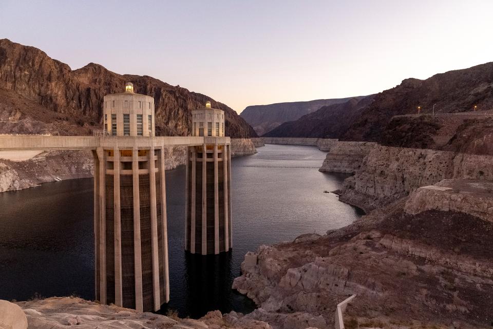 der zum Lake Mead aufgestaute Colorado River beim Hoover Dam