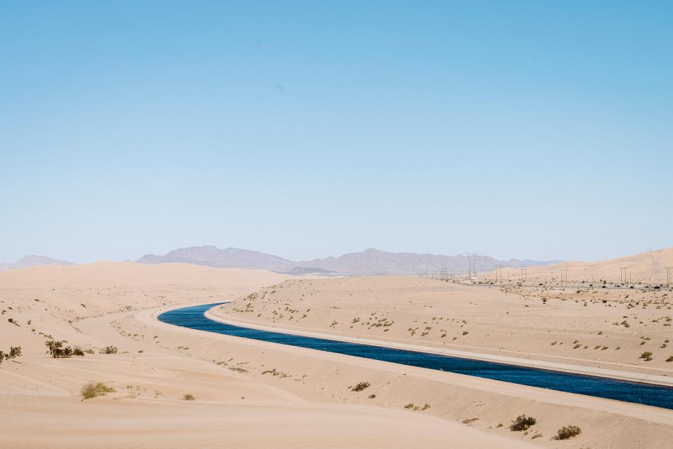 der Colorado River fliesst durch einen Kanal im Imperial Valley, Südkalifornien