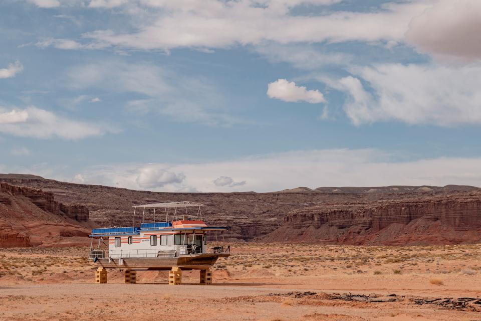 ein Hausboot liegt auf dem ausgetrockneten Grund des Lake Powell