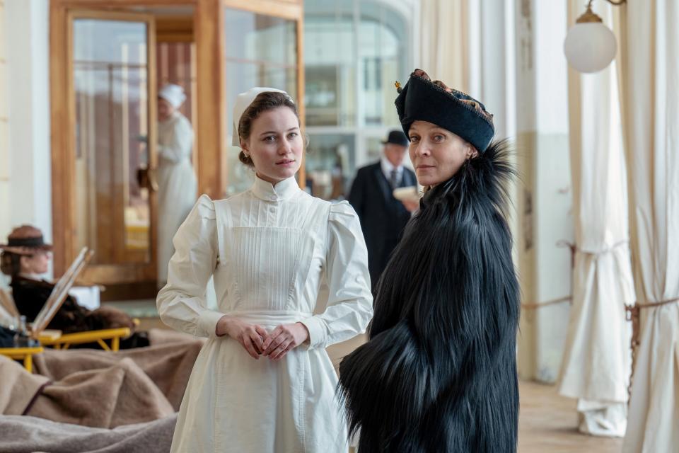 Still aus der TV-Serie «Davos 1917»: Gräfin Ilse von Hausner (Jeanette Hain) und die Rotkreuzschwester Johanna Gabathuler (Dominique Devenport)