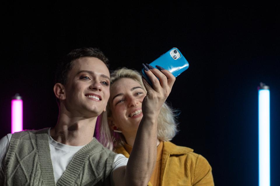 Matt Bernstein und SP-Nationalrätin Anna Rosenwasser machen Selfies