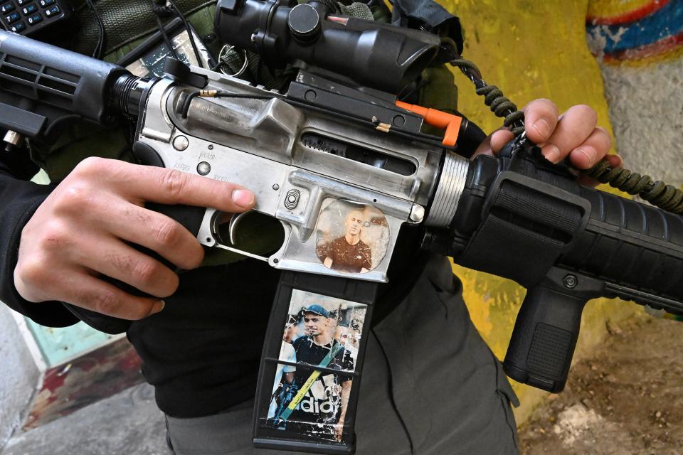 Gewehr eines jungen Kämpfers der Al-Aksa-Märtyrerbrigaden