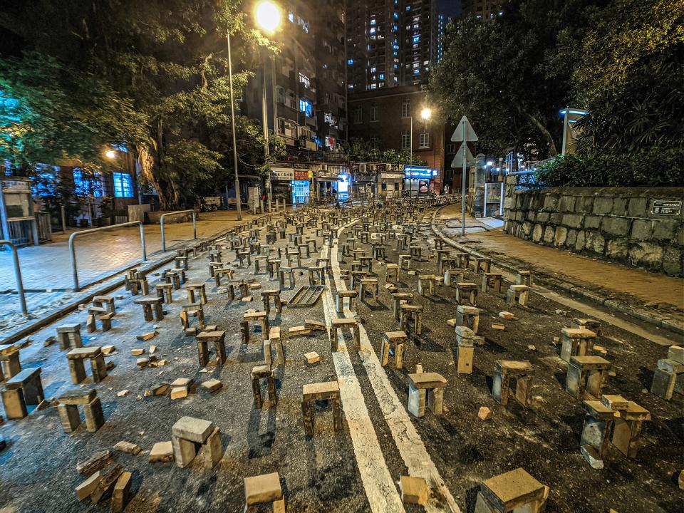 Skulpturen aus Pflastersteien auf einer besetzten Strasse in Hongkong im Dezember 2014