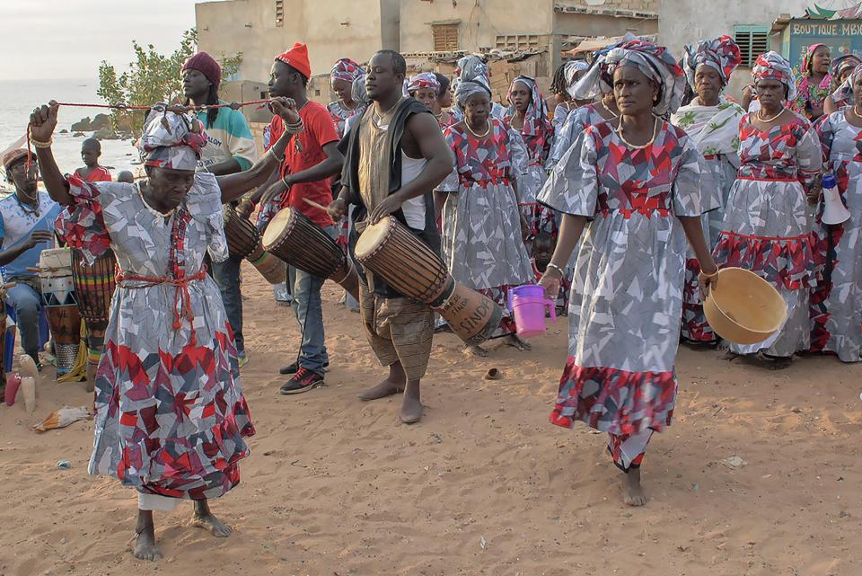 Ein Still aus dem Film «AI: African Intelligence»: Menschen mit Trommeln an eine Ritual