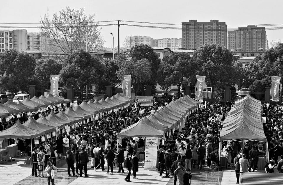 Jobbörse auf dem Uni-Campus in Fuyang, März 2023