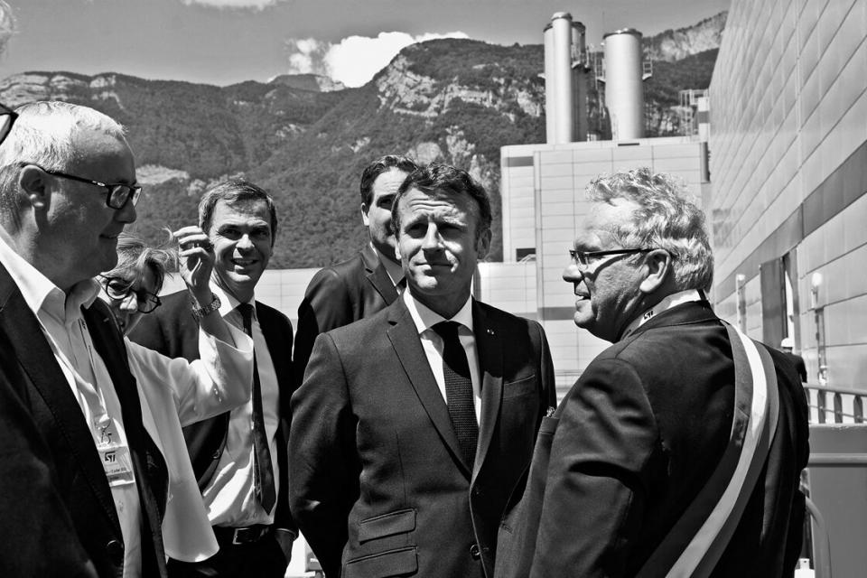 Präsident Macron beim Besuch der Halbleiterfabrik in Crolles, 12. Juli 2022