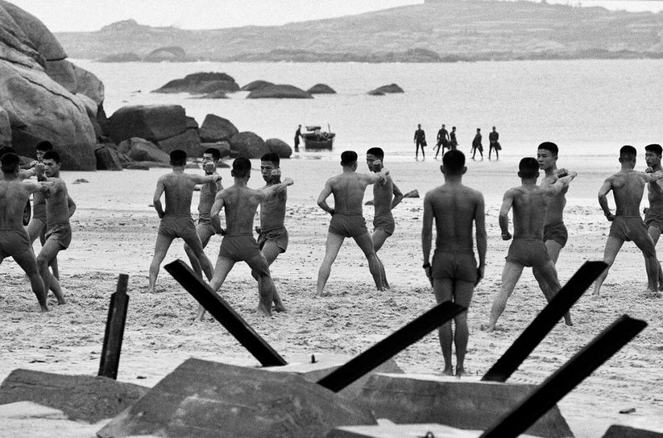 Kampfschwimmer der taiwanischen Streitkräfte auf Kinmen, im Hintergrund Festlandchina, 1972