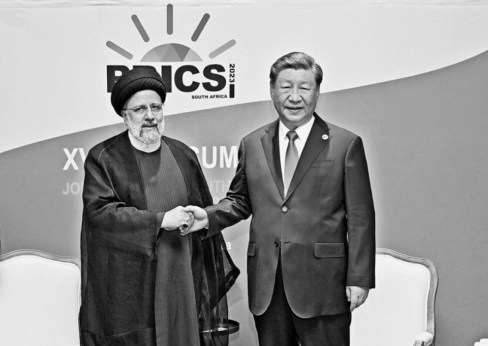 Irans Präsident Ebrahim Raisi mit Xi Jinping auf dem BRICS-Treffen in Johannesburg, 24. August 2023