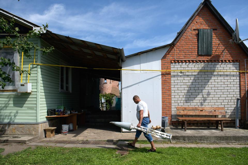 Petro Pilipaka sammelt Raketenschrott ein und stellt ihn in seinem Garten auf.
