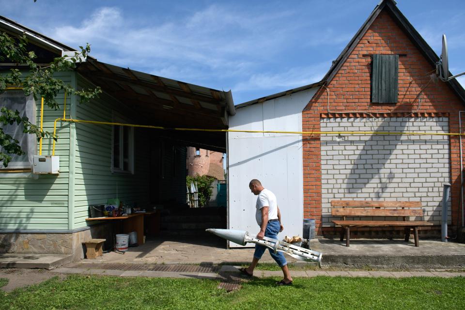 Petro Pilipaka sammelt Raketenschrott ein und stellt ihn in seinem Garten auf.