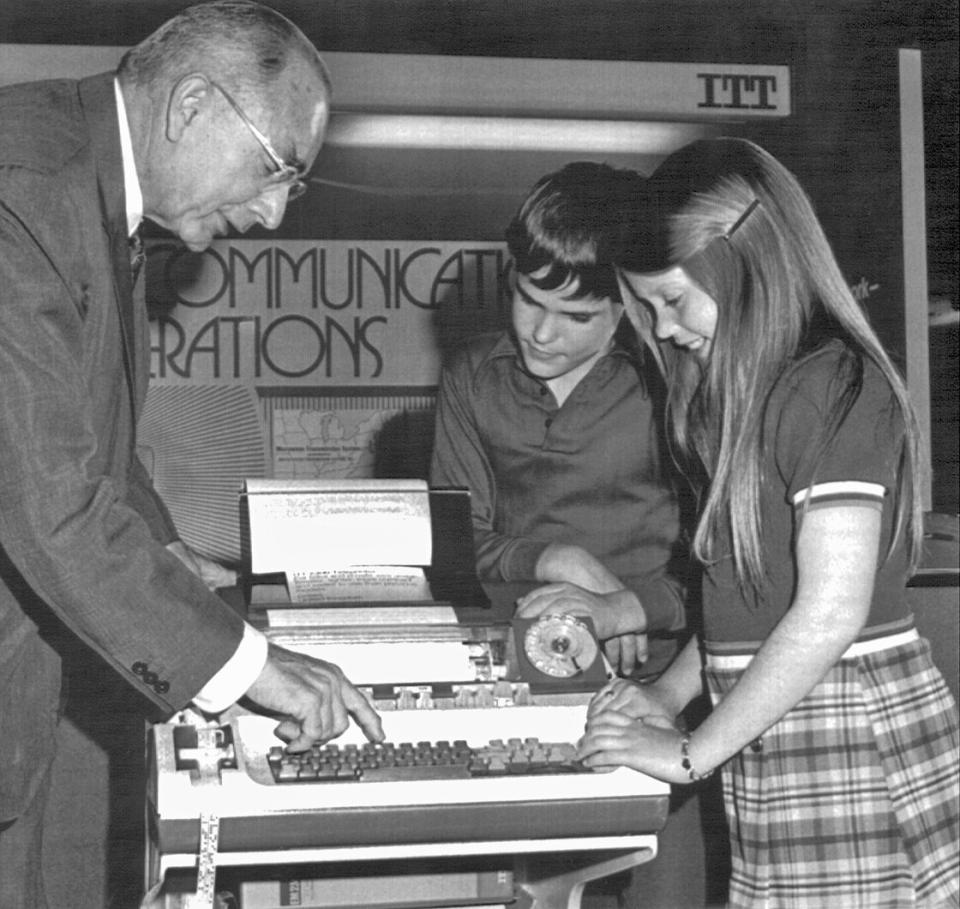 7.Mai 1975: Der ITT-Vorstandvorsitzende Harold S. Geneen stellt einen neuen halbelektronischen Teleprinter vor.