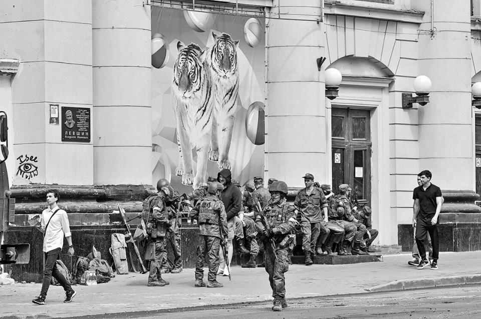 Wagner-Kämpfer vor der russischen Kommandozentrale in Rostow am Don, 24. Juni 2023