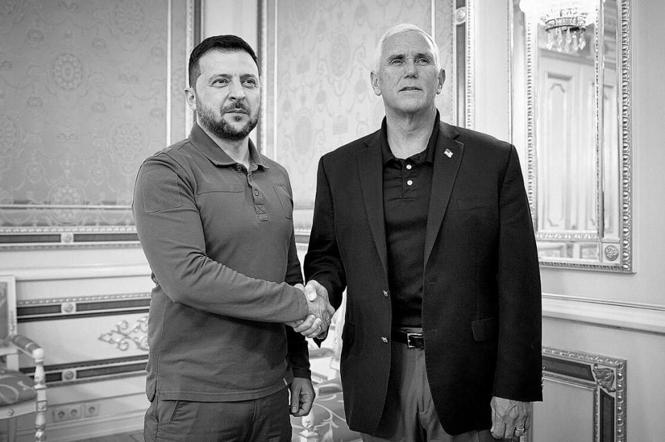 Kiew, 29. Juli: Mike Pence positioniert sich in der Ukrainefrage gegen seinen Ex-Chef Trump